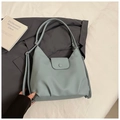 Bolso tote azul claro en piel granulada sobre un elegante fondo de estilo de vida - Azul Sin Colgante