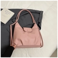 Bolso hobo rosa textura lichi con correas ajustables y hebilla plateada sobre tela suave - Rosa Sin Colgante