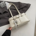 Elegante borsa a secchiello beige con ciondolo a fiocco argento e cinturino con fibbia - Con Ciondolo / Bianco Sporco
