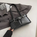 Borsa a spalla in pelle verniciata nera lucida con elegante fibbia a cintura decorativa - Senza ciondolo / Nero