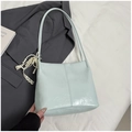 Detail der mintgrünen Beuteltasche mit Knitteroptik und Perlen-Spitzenanhänger - Grün mit Anhänger