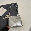 Détail du sac cabas argenté métallisé avec texture froissée et fines bretelles d'épaule - Argent (Avec Pendentif)