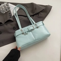 Elegante borsa sottobraccio blu menta in ecopelle con fibbia e cinturino argento - Senza ciondolo / Blu