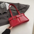 Borsa a spalla in pelle verniciata rossa lucida con fibbia e anello metallico - Senza ciondolo / Rosso