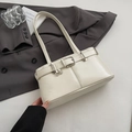 Elegante borsa a spalla in pelle color crema con fibbia decorativa su un blazer grigio - Senza ciondolo / Bianco Sporco