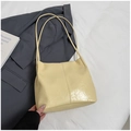 Sac à bandoulière plissé beige chic avec double sangle et finition en cuir PU brillant - Jaune sans pendentif