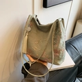 Sac seau vert menthe style chinois avec broderie paysage en soie et pompon déco - Vert