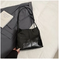 Sac fourre-tout noir en cuir froissé brillant avec fines bandoulières élégantes - Noir sans Pendentif