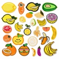 Assortimento di toppe ricamate a forma di frutta e verdura per decorazioni fai-da-te su sfondo bianco - Set Completo di 26 Stili
