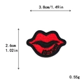 Toppa ricamata labbra rosse con scritta KISS ME 3,8x2,6 cm per decorazioni DIY - Stile Labbra Rosse con Scritta Kiss Me (11564)
