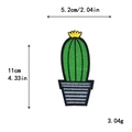 Parche bordado de cactus verde con flor amarilla y detalles de medidas precisos - Estilo Cactus con Flores Amarillas Sombreadas (10573)