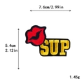 Toppa labbra rosse ricamata con testo SUP giallo, misura 7,6cm x 5,4cm per abbigliamento - Stile Labbra Rosse con Scritta SUP (11552)
