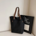Bolso tote de lona negra con asas de cuero marrón y bolsillo decorativo de remaches - Negro