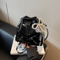 Borsa a secchiello nera lucida con grande fiocco di perle e ciondolo in pizzo - Con Ciondolo / Nero