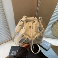 Borsa a secchiello bianca con ciondoli di perle, nastro di pizzo e coulisse - Con Ciondolo / Bianco Sporco