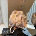 Borsa a secchiello rosa con coulisse, fiocco di perle e tracolla regolabile - Con Ciondolo / Rosa
