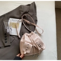 Sac seau minimaliste en cuir rose clair avec cordon de serrage et poches à œillets - Sans Pendentif / Rose