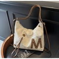 Détail du sac cabas en toile avec patch M, rivets et petit porte-monnaie rond - Blanc Cassé