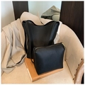 Détail du sac seau noir en cuir grainé avec sa pochette zippée dorée assortie - Noir
