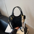 Schwarze Beuteltasche mit Comic-Prägung und goldenem Tennisschläger-Anhänger - Schwarz mit Anhänger