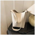 Détail de la texture cuir grainé sur sac seau beige avec logo HOGOMU embossé - Blanc