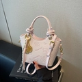 Rosafarbene Vintage-Beuteltasche mit Tiermustern und Tennisschläger-Anhänger - Roze mit Anhänger