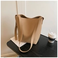 Gros plan d'un sac seau kaki minimaliste avec texture litchi et logo HOCOMU détaillé - Marron