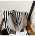 Detalle del bolso grande de lona verde grisáceo con correa ajustable en una silla - Gris Caqui