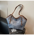 Gros plan sur la texture denim bleu avec lanières en cuir marron et détails de boucles - Bleu