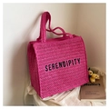 Detail der lebhaften rosaroten Web-Tragetasche mit Serendipity-Stickerei und Zipper - Rosarot