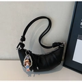 Detail der schwarzen Mondsichel-Tasche mit plissiertem Leder und Perlenpuppen-Anhänger - Mit Anhänger / Schwarz