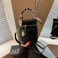 Sac cylindrique noir élégant avec panneaux tissés et détail de foulard en soie - Noir