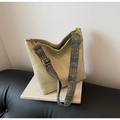 Dettaglio della borsa a secchiello retrò con tracolla larga ricamata etnica e finitura opaca - Bianco Sporco