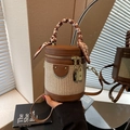 Sac seau cylindre en cuir marron et paille avec poignée foulard et fermeture éclair en métal - Marron