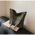 Dettaglio della borsa tote verde oliva opaca con ampia tracolla jacquard stile bohémien - Grigio