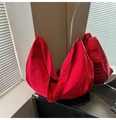 Bolso bandolera de nailon rojo vibrante con correa ajustable y diseño moderno de media luna - Rojo