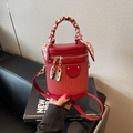 Sac cylindrique rétro rouge avec texture tressée et foulard en soie sur la poignée - Bordeaux