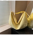 Bolso de hombro media luna de nailon amarillo pálido con correa ajustable para diario - Amarillo