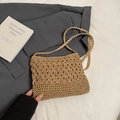 Borsa a tracolla in paglia intrecciata a mano marrone con dettagli floreali traforati - Senza Ciondolo / Cachi