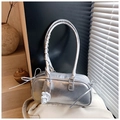 Detail einer silbernen Metallic-Handtasche mit D-Anhänger und dekoriertem Tragegriff - Silber