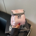 Bolso mini tipo cubo en satén rosa pálido con cadena plateada y cierre de metal - Rosa