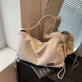 Grande borsa hobo beige in velluto a coste con finitura testurizzata ed etichetta - Cachi