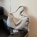 Borsa a tracolla in velluto a coste grigio chiaro con etichetta in pelle marrone - Blu