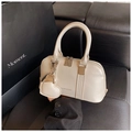 Elegante borsa a mano bianco crema con ciondolo a cuore e trama in morbida pelle - Bianco