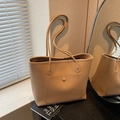 Bolso tote minimalista en cuero beige con bolsillo frontal y correa de hombro larga - Caqui
