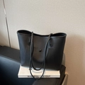 Bolso tote negro de cuero granulado con correas largas y bolsillo frontal a presión - Negro