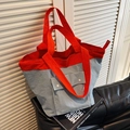 Große Color-Block-Tragetasche aus Nylon in Rot und Blau mit Vordertaschen-Design - Blau