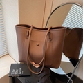 Bolso tote marrón de cuero con textura granulada, asas largas y bolsillo frontal - café