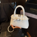 Chic white lychee grain leather handbag with shell shape and silver hardware - White