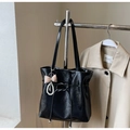Dettaglio della borsa tote nera lucida con perle e ciondolo a fiocco a scacchi - Con Ciondolo / Nero